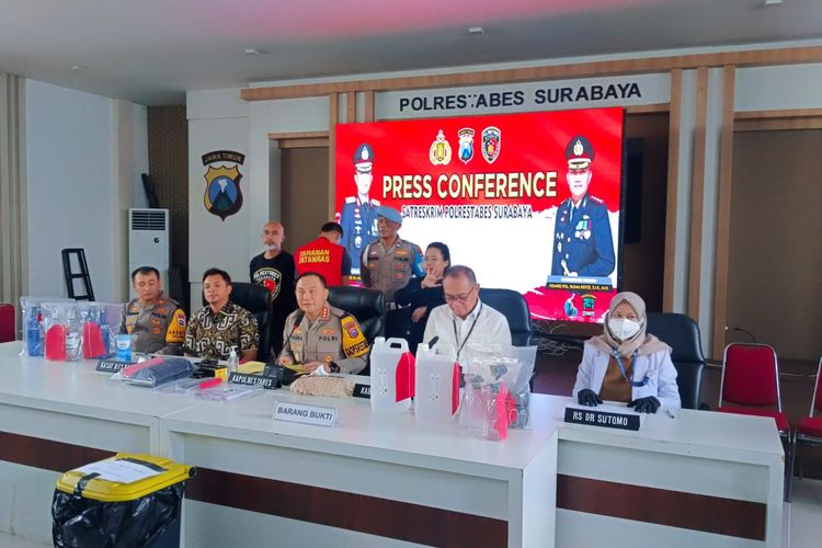 Bartender bar hotel usai ditetapkan tersangka di Polrestabes Surabaya dalam jumpa pers pada Jumat (5/1/2024).