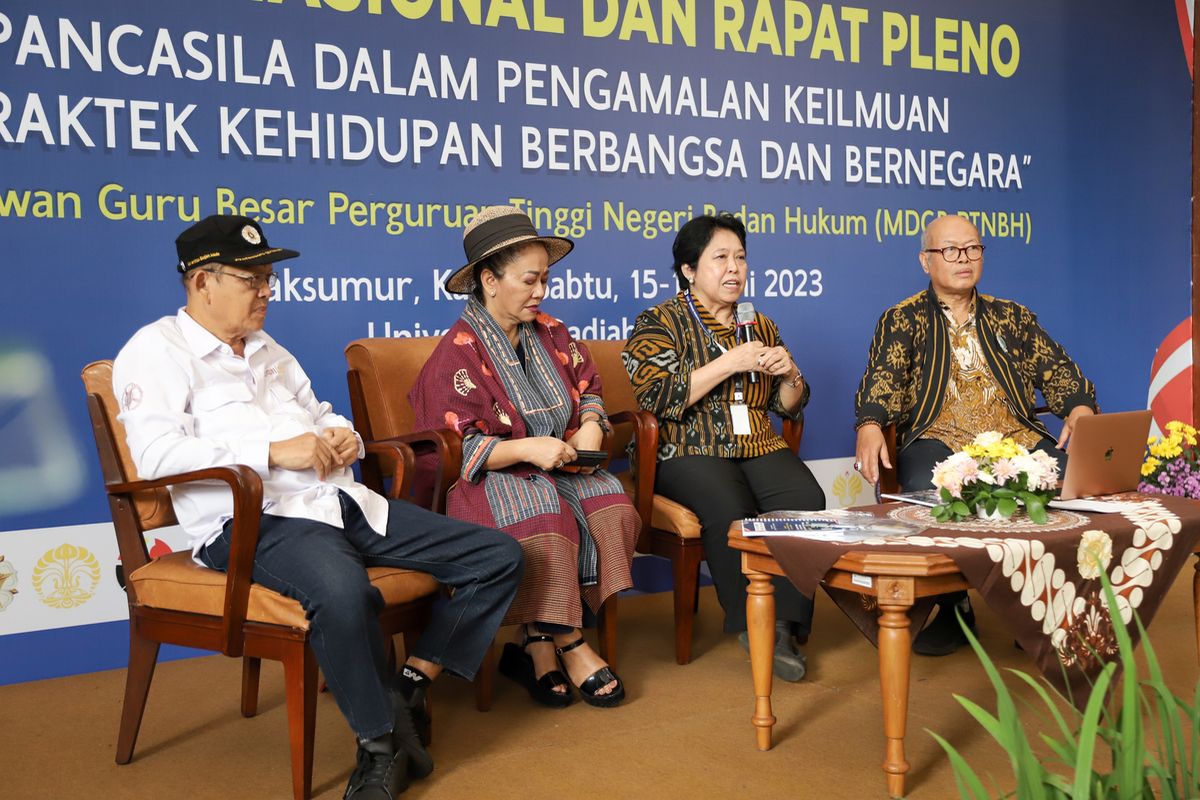 Prof. Harkristuti Hakrisnowo, SH, MA, Ph.D, Ketua Majelis Dewan Guru Besar PTNBH saat jumpa pers usai acara seminar nasional dan rapat pleno Majelis Dewan Guru Besar Perguruan Tingggi Negeri Badan Hukum di Universitas Gadjah Mada (UGM). (Foto dokumentasi Humas UGM).