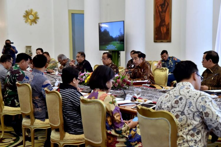 Presiden RI Joko Widodo memimpin rapat terbatas soal penyelenggaraan Asian Para Games 2018 di Istana Kepresidenan Bogor, Jawa Barat, Jumat (7/9/2018) pagi.