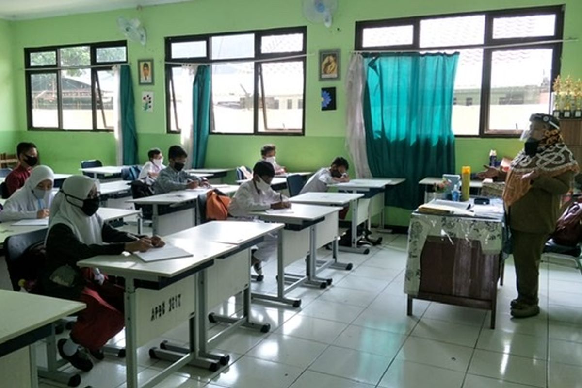 Simulasi sekolah belajar tatap muka di SMPN 02 Bekasi, Senin (3/8/2020).