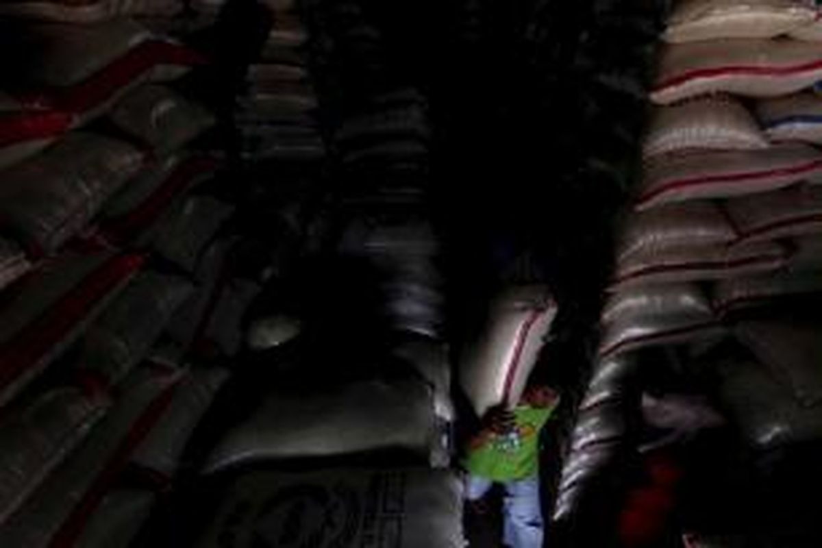 Buruh memikul beras di Pasar Induk Beras Cipinang, Jakarta Timur beberapa waktu lalu