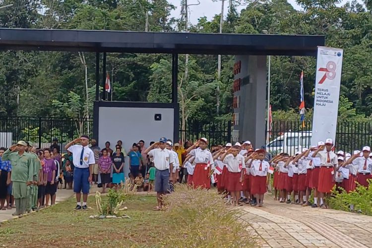 Pelajar SD dan SMP mengikuti upacara Hari Ulang Tahun (HUT) ke-78 RI di PLBN Yetetkun, Boven Digoel, Papua Selatan, Kamis (17/8/2023), selain tentara, polisi, dan aparatur sipil negara. Di antara mereka juga ada warga yang mengikuti upacara ini menggunakan pakaian sehari-hari.