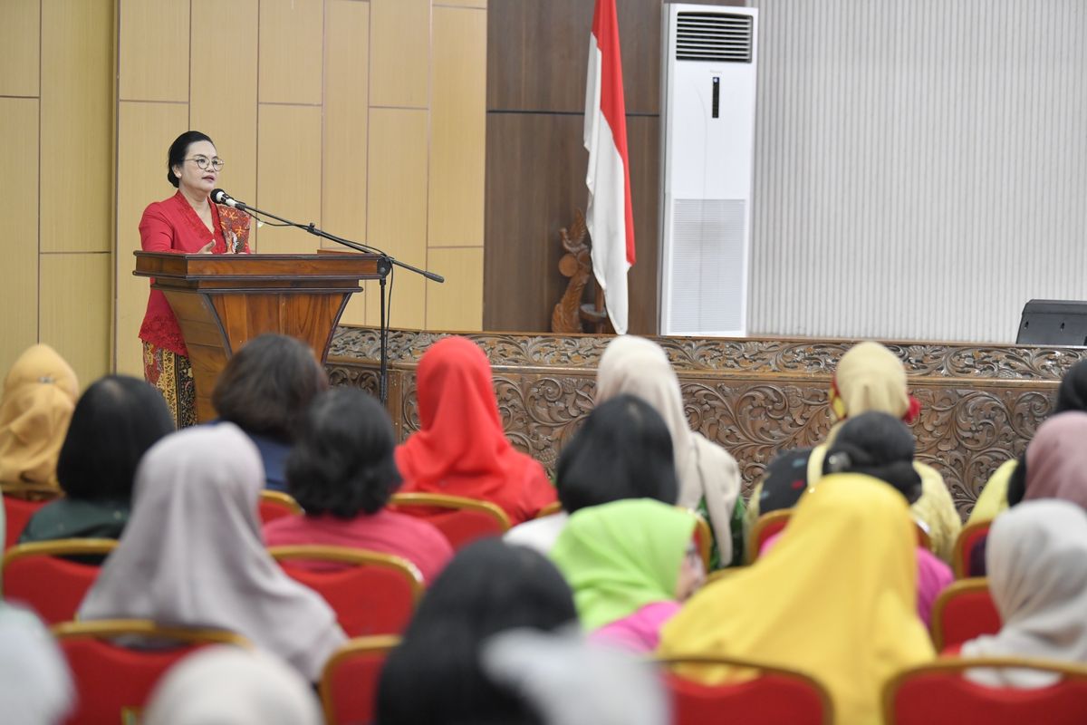 Wali Kota Semarang Agustina Wilujeng saat membuka talkshow pada peringatan Hari Kartini ke-147 di lingkungan Balai Kota Semarang, Selasa (21/4/2026).
