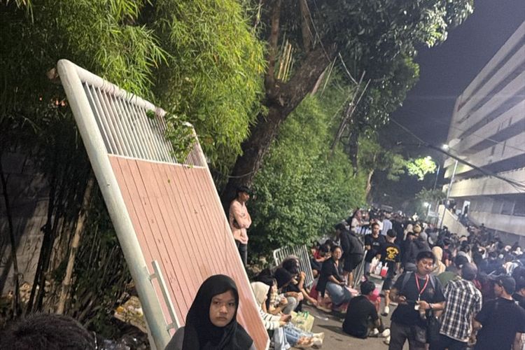 Kronologi Kericuhan Konser Denny Caknan di Surabaya, Pagar Besi 2 Meter Roboh Menimpa Petugas