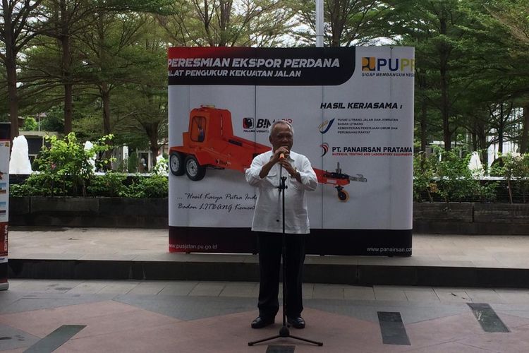 Menteri PUPR Basuki Hadimuljono saat memberi sambutan terkait peresmian ekspor perdana Alat Pengukur Kekuatan Jalan (APKJ) di Lobby Utama Kementerian PUPR, Selasa, (10/12/2019).