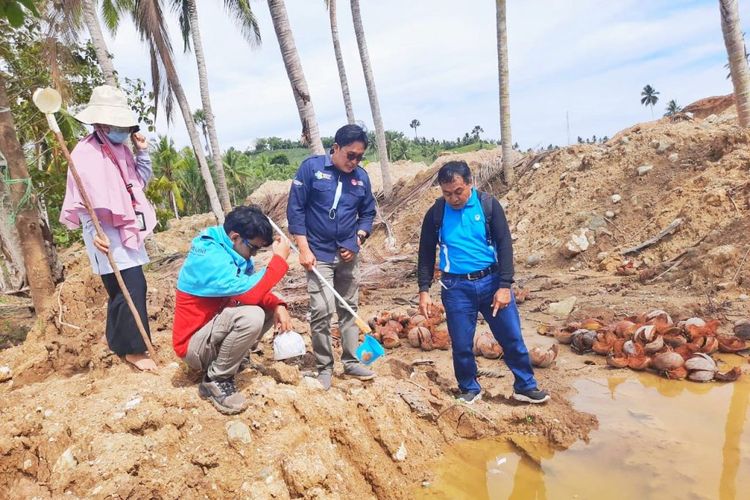 Survei vektor oleh tim dari Kementerian Kesehatan di Tambang Dulupi Kabupaten Boalemo. Banyaknya galian tambang di daerah memicu lonjakan kasus malaria.