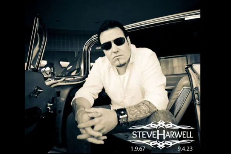 Kabar duka datang dari dunia musik, mantan vokalis band Smash Mouth, Steve Harwell, meninggal dunia pada Senin waktu setempat