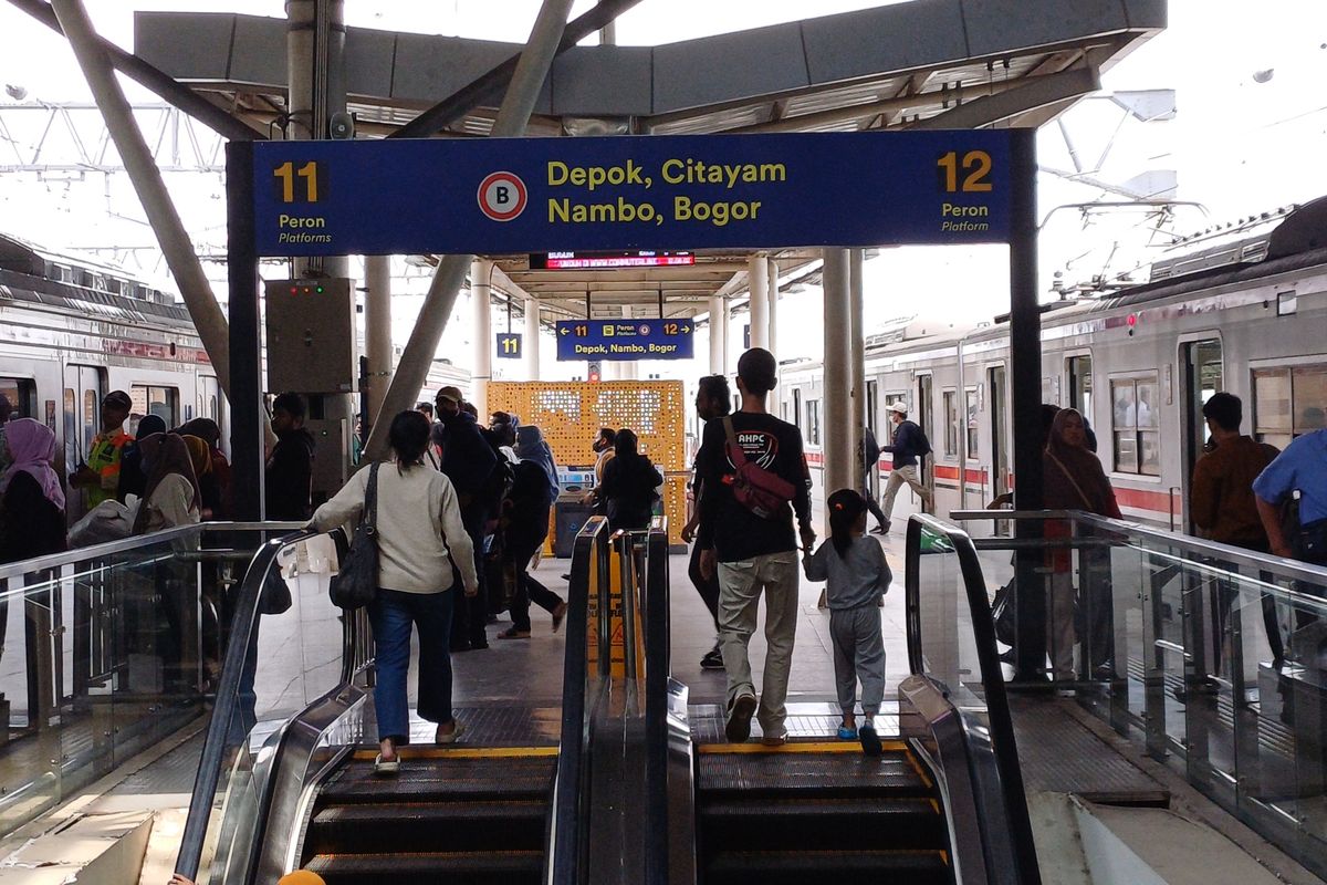 Penampakan eskalator di peron 11 dan 13 Stasiun Manggarai, Jakarta Selatan, yang sudah berfungsi normal setelah diperbaiki, Senin (18/3/2024).