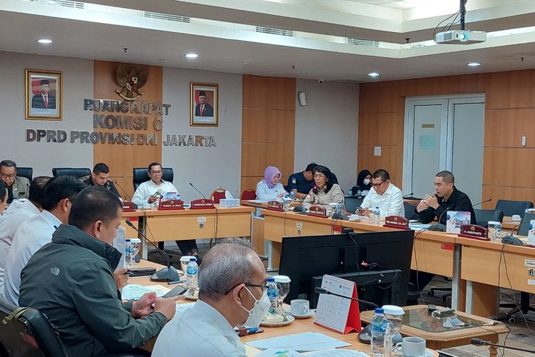 Suasana rapat Komisi C DPRD DKI Jakarta di Gedung DPRD DKI Jakarta, Gambir, Jakarta Pusat, Rabu (8/3/2023).