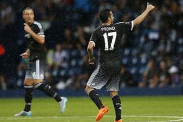 Pedro Rodriguez merayakan keberhasilan mencetak gol pembuka Chelsea di kandang West Bromwich Albion, Minggu (23/8/2015). 