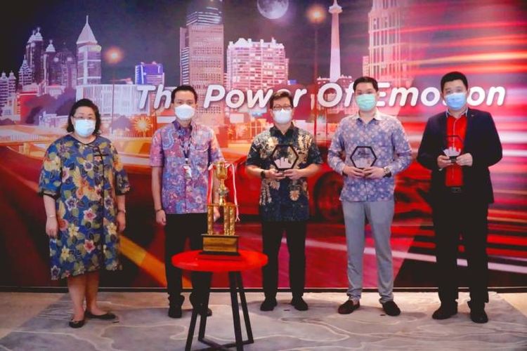 Penyerahan Plakat Best Performance Dealer 2020, dari kiri ke kanan  : Presiden Direktur Main Dealer Honda Jakarta Center Astrid Rusli, Direktur Main Dealer Honda Jakarta Center Hendra Kustiawan, Direktur Dealer Honda Kencana Kranji Aries Ananto, Direktur Sales and Marketing Dealer Honda Sholeh Iskandar Anthony Arden, dan Direktur Dealer Honda Bintang Cimone Deddy Prawiro. 