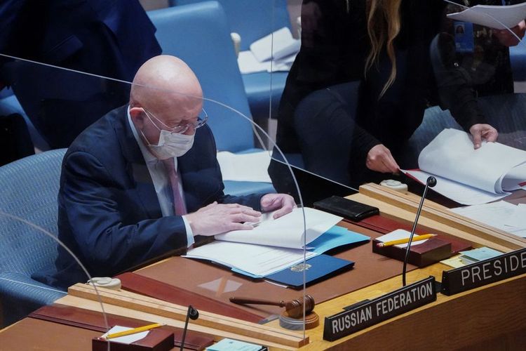Duta Besar Rusia untuk Perserikatan Bangsa-Bangsa Vassily Nebenzia menghadiri pertemuan Dewan Keamanan Perserikatan Bangsa-Bangsa, mengenai resolusi atas tindakan Rusia terhadap Ukraina, di Markas Besar Perserikatan Bangsa-Bangsa di New York City, AS, Jumat (25/2/2022). 