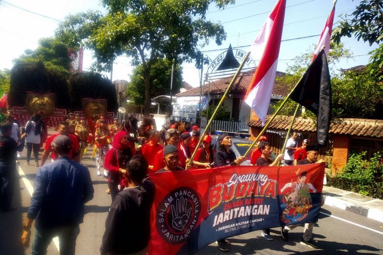 Relawan pendukung Ganjar Pranowo yang menamakan diri Jaringan Militan Ganjar long march dari rumah keluarga Bung Karno menuju Makam Bung Karno di Kota Blitar, Sabtu (20/5/2023)