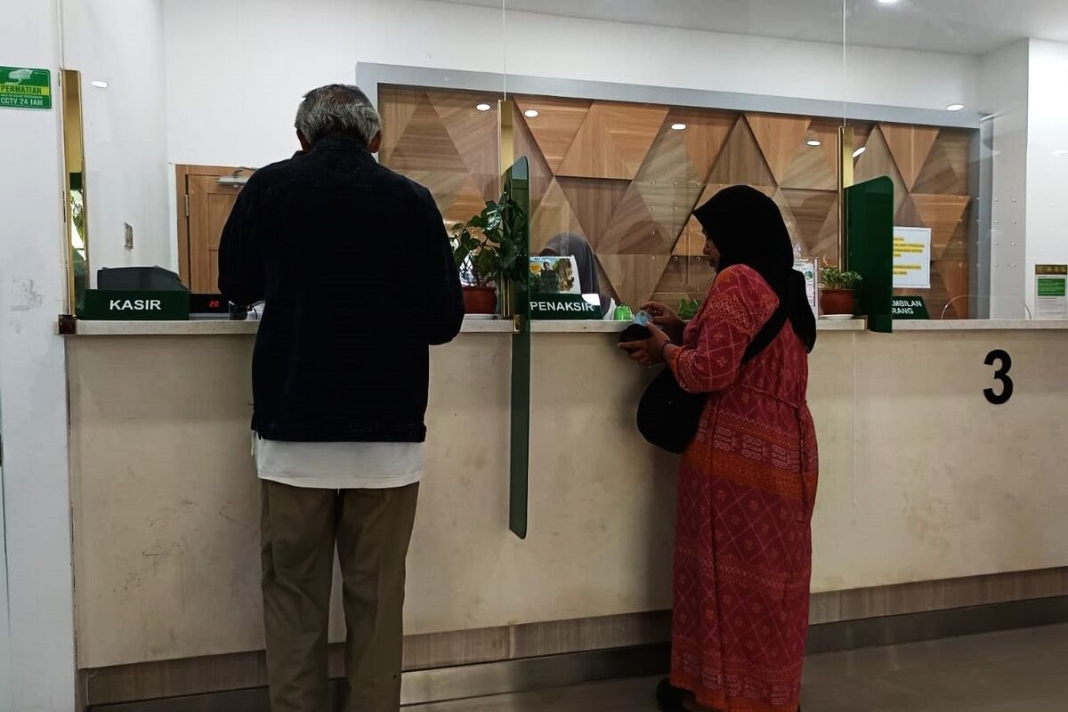 Antrian nasabah di kantor Pegadaian Cabang Ponorogo. Melalui tabungan emas yang ditawarkan Pegadaian, masyarakat mulai memahami dengan berinvestasi emas lebih menguntungkan. Kemudahan system menabung emas membuat masyarakat lebih mudah membeli emas meski harga mengalami kenaikan setiap tahun.