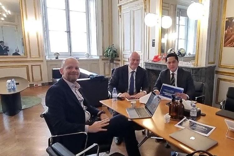 Ketua Umum PSSI, Erick Thohir, dan Presiden FIFA, Gianni Infantino, bertemu di Paris, Perancis, pada Kamis (6/4/2023) untuk membahas soal sepak bola Indonesia. Erick Thohir mengatakan bahwa FIFA tidak menjatuhkan sanksi berat dan memberikan sanksi administrasi berupa pembekuan dana FIFA Forward.