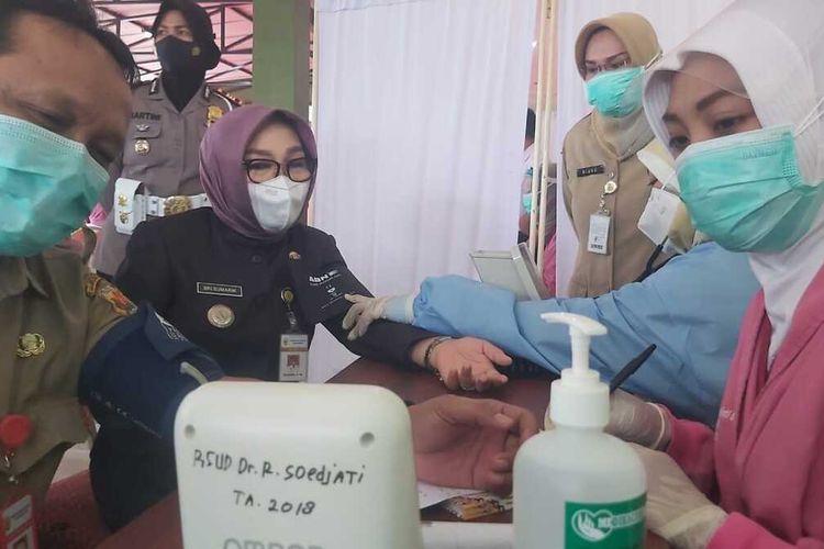 Bupati Grobogan Sri Sumarni dan Kepala Dinas Kesehatan Kabupaten Grobogan dr Slamet Widodo saat pemeriksaan kesehatan dalam pencanangan vaksinasi di halaman RSUD Purwodadi, Senin (25/1/2021). 