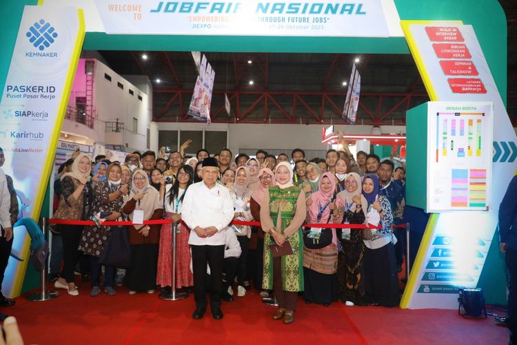 Wapres Ma'ruf Amin dan Menaker Ida Fauziyah Job Fair Nasional dan Festival Pelatihan Vokasi 2023 di Jakarta International Expo (JIExpo), Kemayoran, Jakarta Pusat, Jumat (27/10/2023).