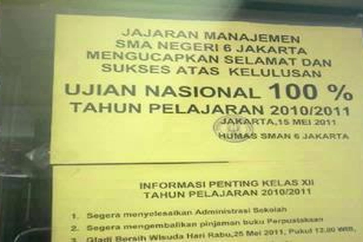 Tulisan ini terpasang di depan pos satpam SMA Negeri 6 Jakarta lantaran 340 siswanya berhasil lulus semua pada UN 2010/2011.