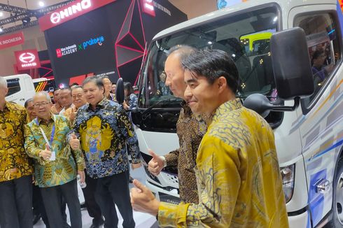 Menko Airlangga dan Menperin Agus Puji Truk Listrik Fuso eCanter