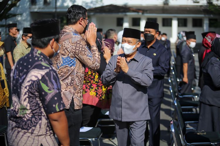 Wali Kota Bandung, Yana Mulyana melantik 120 pejabat Pemerintah Kota (Pemkot) Bandung di Balai Kota Bandung, Jumat 14 April 2023 pagi.