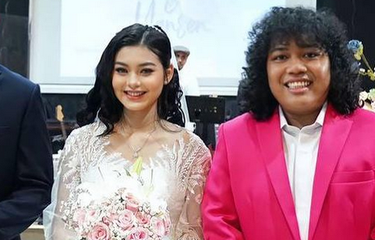 Foto pernikahan komika Marshel Widianto (kanan) dengan Yansen Indiani atau Cesen eks JKT48. Mereka didampingi Pendeta Yerry Pattinasarany (kiri).