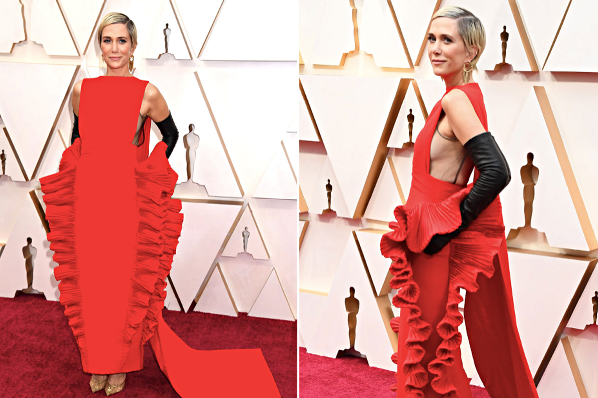 Aktris Kristen Wiig dalam gaun karya Valentino Haute Couture di red carpet Oscar 2020.