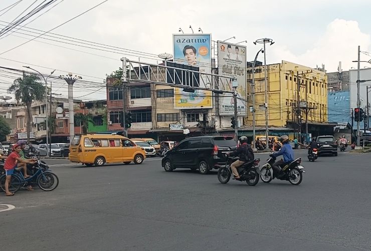 Melihat Kelakuan Pengendara di Medan, Ada yang Terobos Lampu Merah meski Dijaga Polisi