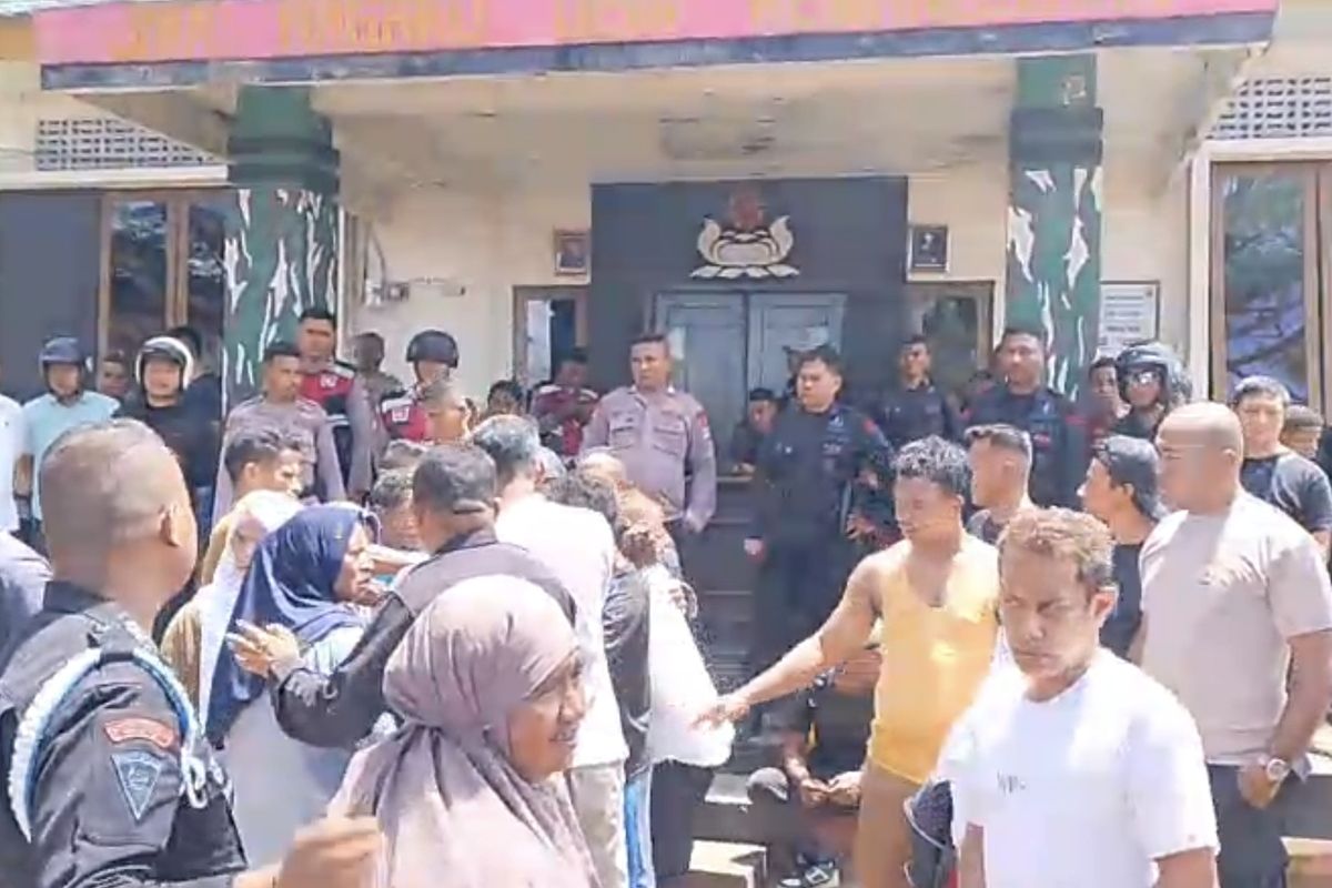 Sejumlah warga Bula, Kabupaten SERAM Bagian Timur, Maluku mengamuk di markas Brimob Kompi 3 Batalyon B Pelopor meminta para pelaku penganiayaan pasangan suami istri dikeluarkan oleh komandanya, Senin (22/9/2025)