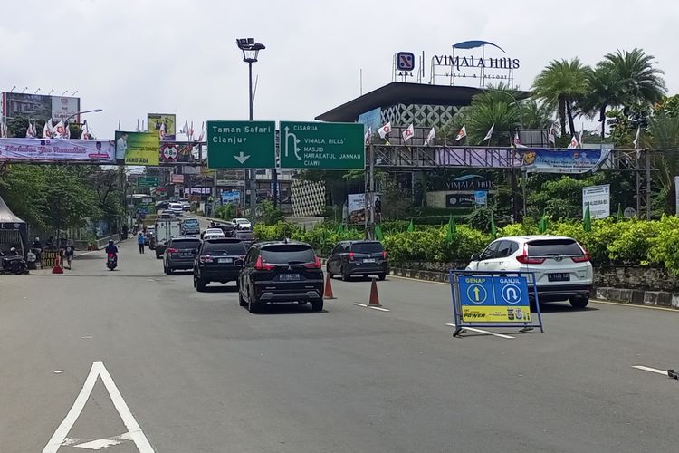 Polisi menerapkan sistem ganjil genap kendaraan di Puncak Bogor, Jawa Barat, selama enam hari atau Selasa (21/3/2023) hingga Minggu (26/3/2023).