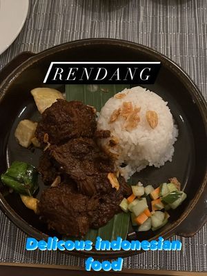 Setibanya di Jakarta, Mesut Oezil langsung memerkan beberapa kuliner Indonesia mulai dari minuman kunyit asem dan rendang melalui fitur Instagram Story.