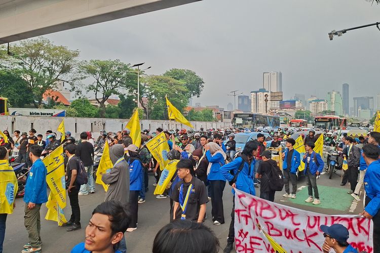Massa Mahasiswa Tiba di Depan Gedung DPR, Sempat Blokade Jalan Gatot Subroto