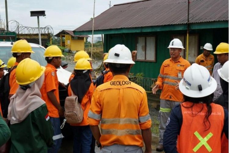 Siswa SMK Negeri 3 Halmahera Utara (Halut) jurusan Geologi Pertambangan ke Tambang Emas Gosowong saat mengunjungi HHM, Rabu (8/10/2025).