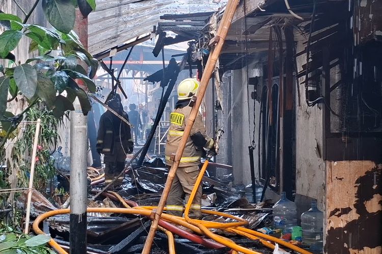 Kendala Pemadaman Kebakaran di Permukiman Gambir: Gang Sempit dan Sumber Air