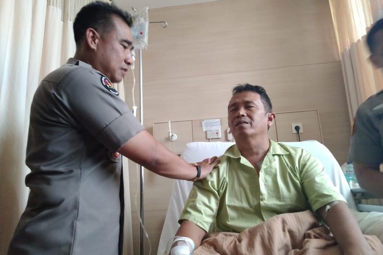 Kapolsek Menes Kompol Dariyanto saat menceritakan kronologi penusukan terhadap Wiranto di Alun - alun Menes, Pandeglang, Banten. Dariyanto juga menjadi korban dan saat ini tengah dirawat di RS Sari Asih Kota Serang, Jumat (11/10/2019).