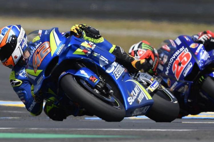 Alex Rins (#42) diikuti Maverick Vinales (#25) saat balapan di MotoGP Prancis pada Minggu (20/5/2018)
