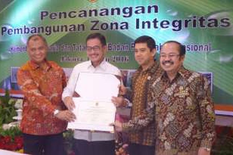 Menteri ATR/Kepala BPN RI Ferry Mursyidan Baldan canangkan Pembangunan Zona Integritas di lingkungan Kementerian Agraria dan Tata Ruang (ATR)/Badan Pertanahan Nasional (BPN), Jumat (17/6/2016). Dalam pencanangan tersebut hadir pula Menteri Pendayagunaan Aparatur Negara dan Reformasi Birokrasi Yuddy Chrisnandi,  Ketua Komisi Pemberantasan Korupsi Agus Rahardjo, dan Ketua Ombudsman RI Amzulian Rifai.