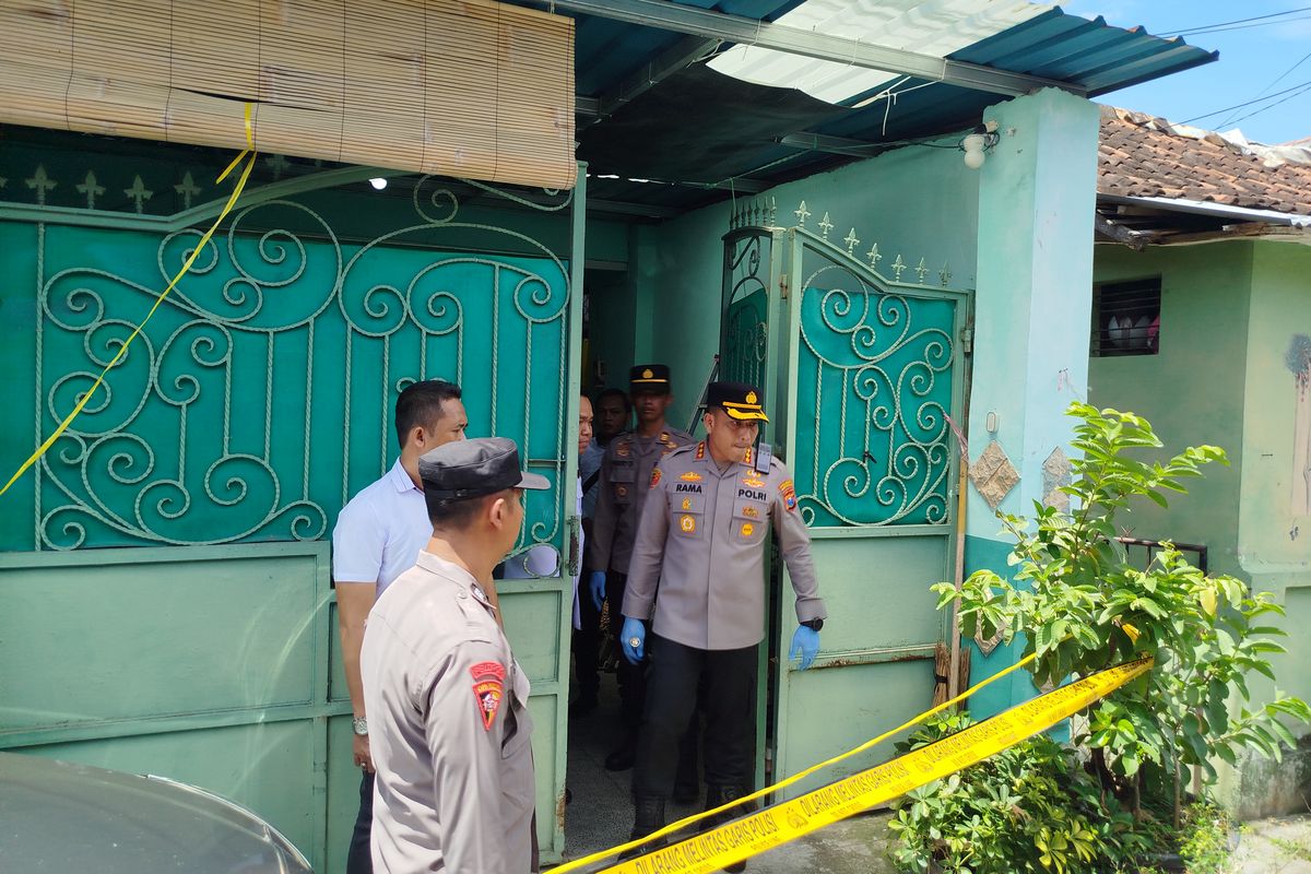 Kapolresta Banyuwangi Kombes Pol Rama Samtama Putra saat mendatangi TKP suami bunuh istri, Senin (20/10/2025).