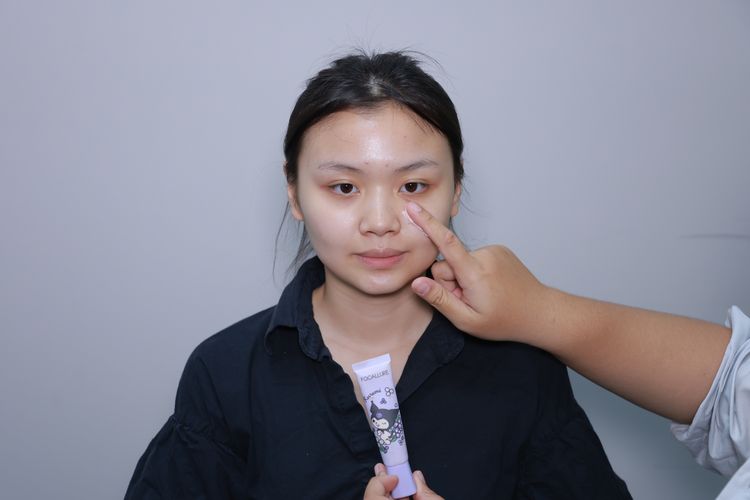 Sebelum makeup untuk wisuda, model melakukan berbagai persiapan kulit agar hasil makeup tahan lama.