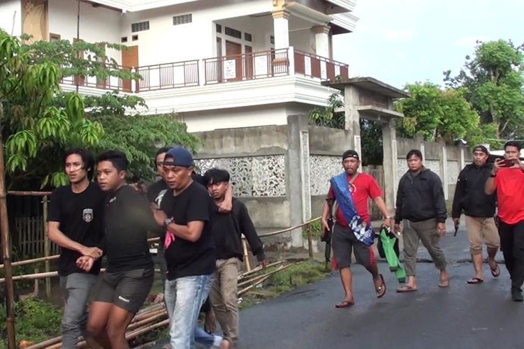 Suasana Penangkapan tersangka teror busur panah yang menewaskan seorang petani di Kabupaten Gowa, Sulawesi Selatan. Rabu, (29/3/2023).