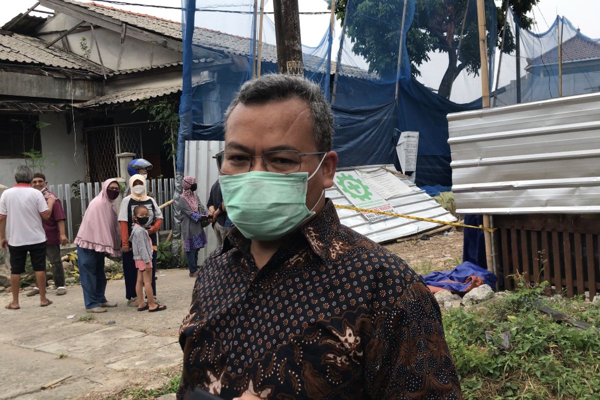 Direktur Utama Tirta Asasta Kota Depok Muhammad Olik Abdul Holik ditemui wartawan di lokasi rubuhnya crane dan tiang beton di Jalan Mawar, Pancoran Mas, Depok, Jumat (15/10/2021) siang.