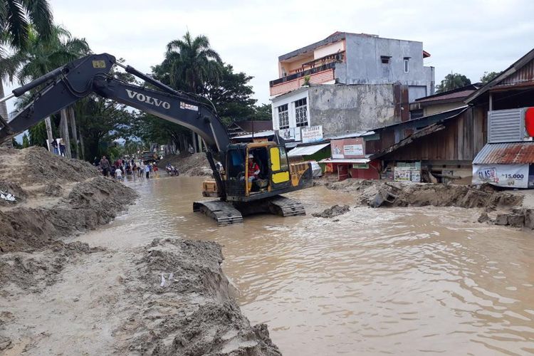 Badan Penanggulangan Bencana Daerah (BPBD) Kabupaten Luwu Utara menyebut bahwa banjir bandang ini dipicu salah satunya karena hujan dengan intensitas tinggi dua hari sebelum bencana. 