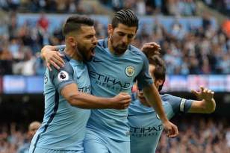 Penyerang Manchester City, Sergio Aguero (kiri), merayakan gol ke gawang Sunderland bersama rekannya, Nolito, dalam laga Premier League di Stadion Etihad, Sabtu (13/8/2016).