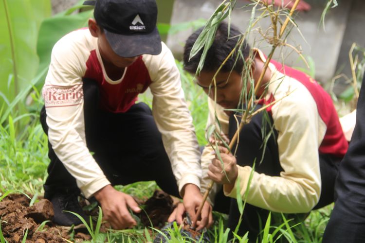 Pimpinan Pondok Pesantren Kun Karima Pandeglang Banten Kiai Soleh bersama santri melakukan penanaman bibit bambu kuning di pinggir sungai pesantren. Penanaman ini sebagai upaya menjaga ekosistem dan pengayaan jenis bambu yang berada di lingkungan pesantren, Kamis (23/11/2023).
