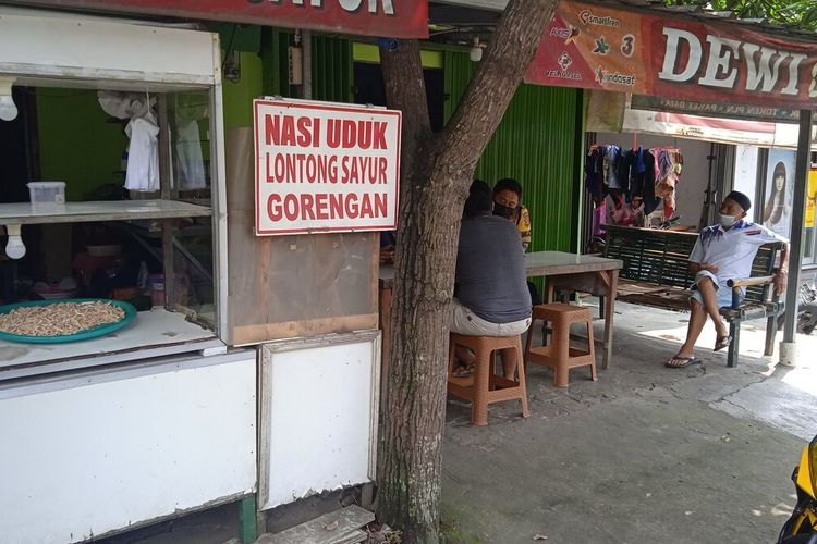 Suryati (56) menunjukan ukuran parang yang digunakan anggota geng motor saat merusak warung nasi uduknya, Selasa (6/9/2022).