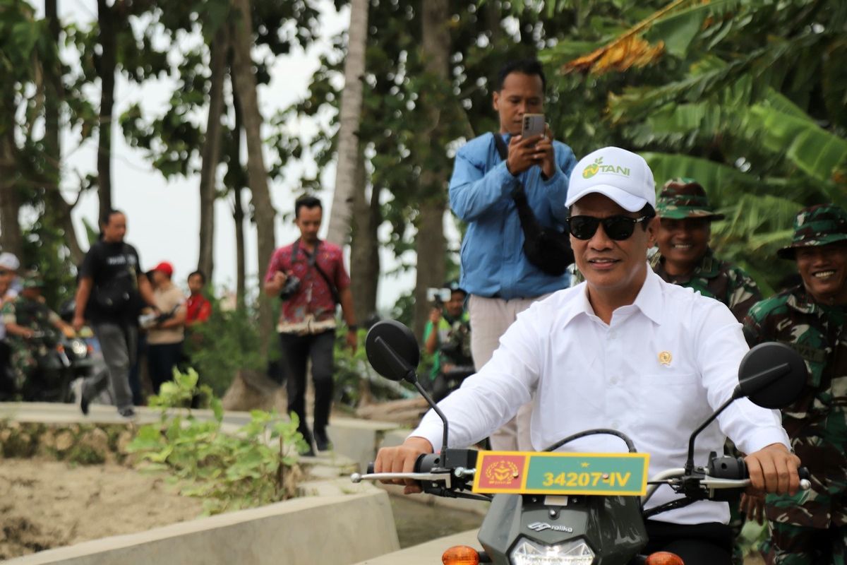 Menteri Pertanian Amran Sulaiman di Desa Bringin, Kecamatan Godong, Kabupaten Grobogan, Jawa Tengah, Jumat (22/3/2024).