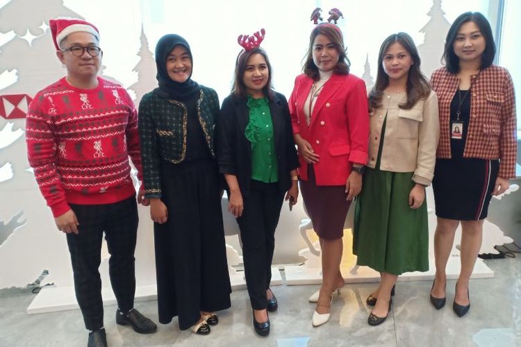 PT Bank HSBC Indonesia berbagi kegembiraan dengan nasabah setia di berbagai cabang, salah satunya di Wealth Centre Pondok Indah. 