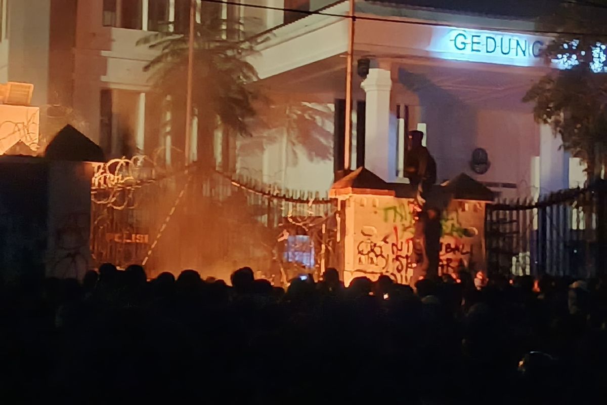 Massa aksi gabungan mahasiswa dan masyarakat Bandung tolak pengesahan RUU TNI masih bertahan hingga malam di depan Kantor DPRD Jabar, Jalan Diponegoro, Kota Bandung meminta RUU TNI Dibatalkan, Jumat (21/3/2025).