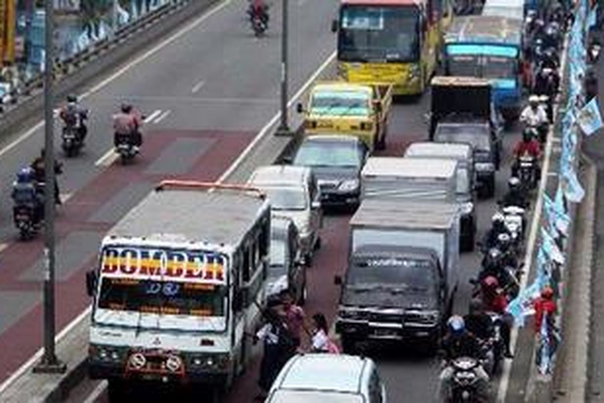 Pengendara yang melalui jembatan layang Jalan KH Hasyim Ashari di depan ITC Roxy Mas, Jakarta Barat 