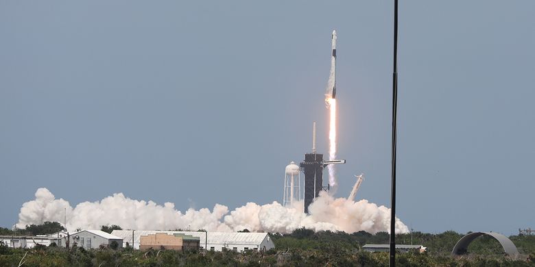 Roket SpaceX Falcon 9 yang membawa kapsul SpaceX Crew Dragon dengan astronot Bob Behnken dan Doug Hurley, lepas landas dari Kennedy Space Center di Florida, AS, Jumat (30/5/2020) atau Sabtu (31/5/2020) waktu Indonesia. NASA meluncurkan dua astronotnya ke Stasiun Luar Angkasa Internasional (ISS) pada hari ini, yang merupakan peluncuran pertama astronot ke orbit oleh pihak swasta dan pesawat luar angkasa berawak pertama NASA dari AS dalam 9 tahun terakhir.