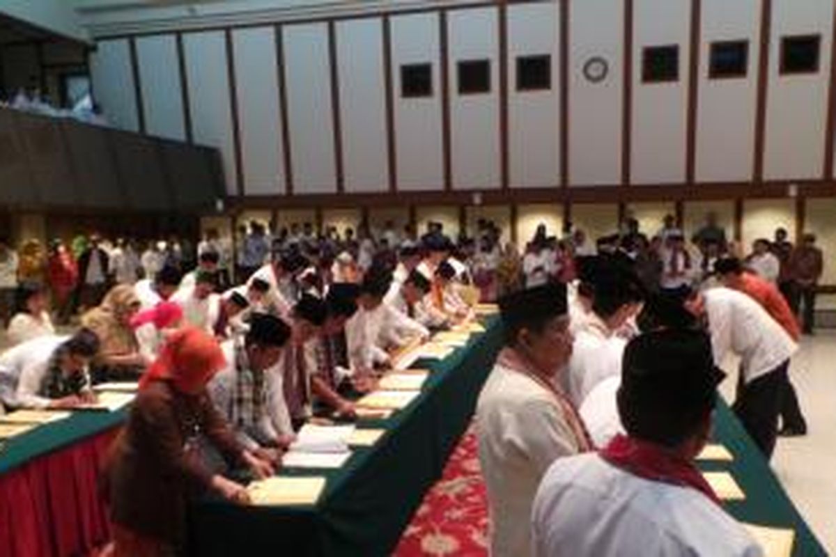 Puluhan pejabat Pemprov DKI menandatangani pakta integritas perjanjian kinerja Kepala SKPD dan UKPD di lingkungan Pemprov DKI Jakarta dengan Gubernur, di Balai Agung, Balai Kota, Jumat (10/7/2015).  